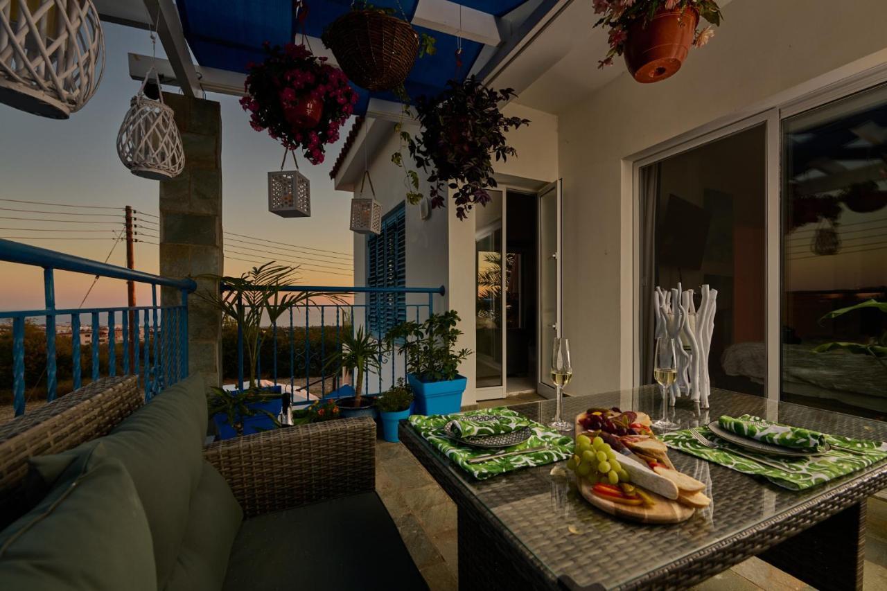 Villanelle Bed & Breakfast Welcomes Dog Lovers Only Tala Exterior photo