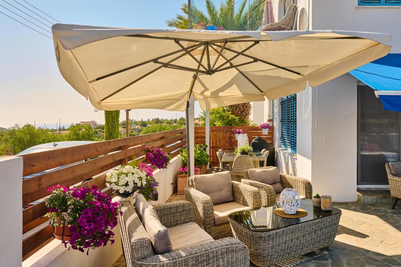 Villanelle Bed & Breakfast Welcomes Dog Lovers Only Tala Exterior photo
